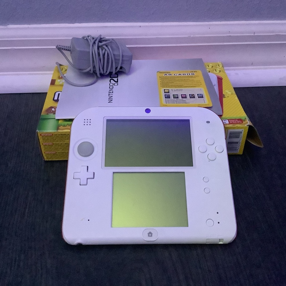 Nintendo -2DS- Scarlet Red / White + New Super Mario Bros. 2